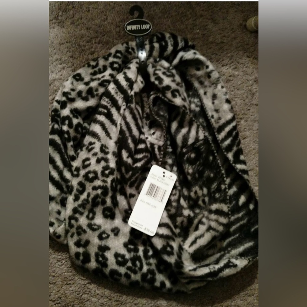 NEW WITH TAGS LADIES SNOW LEOPARD SCARF